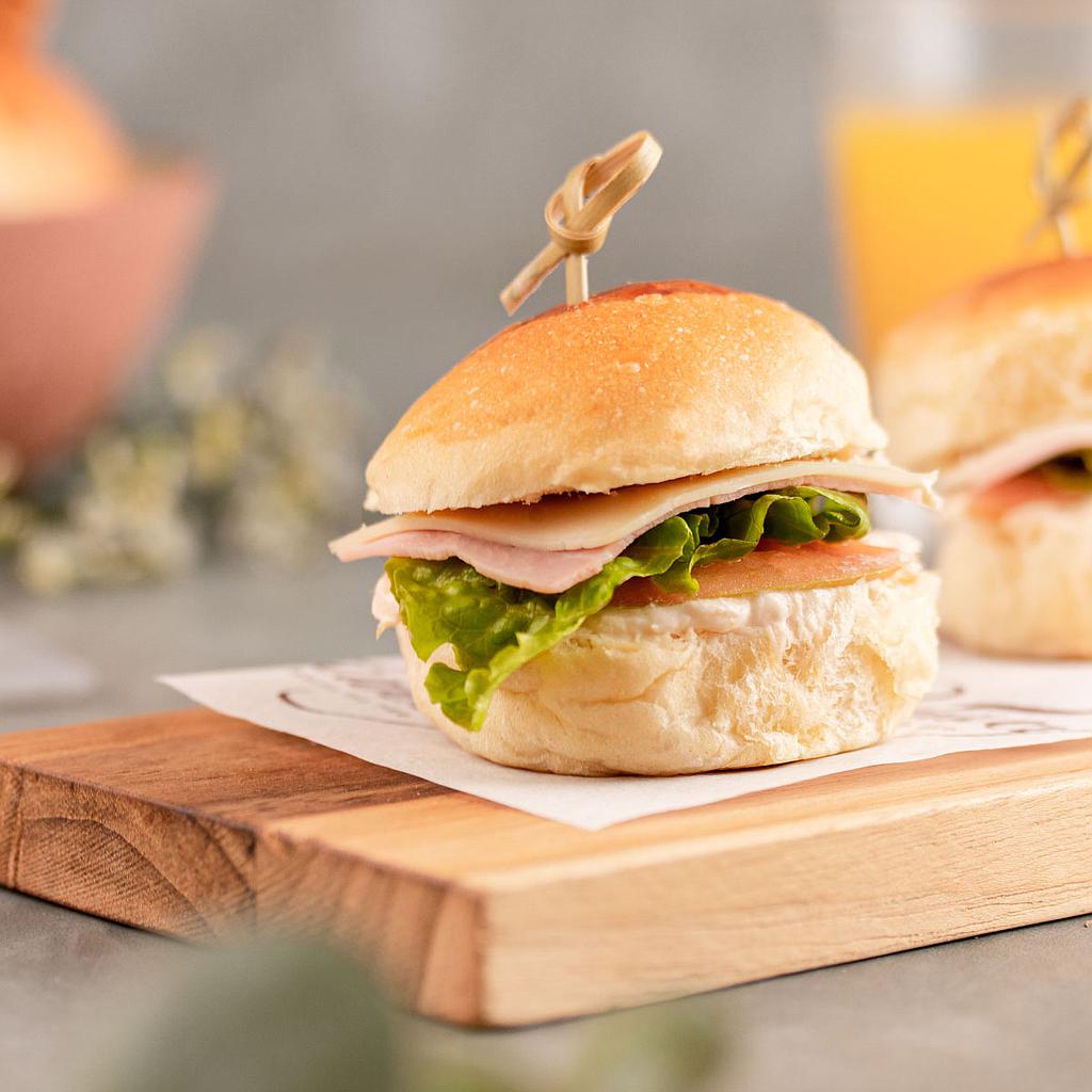 Mini Sanduíche no Pão de Batata com Patê de Frango, Presunto, Mussarela ...